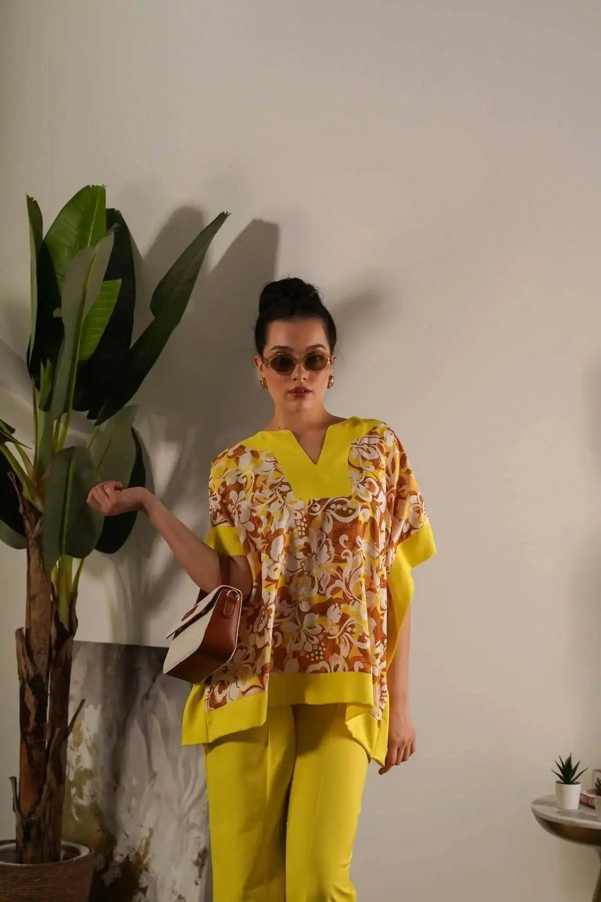 Conjunto con blusa de flores y pantalones lisos