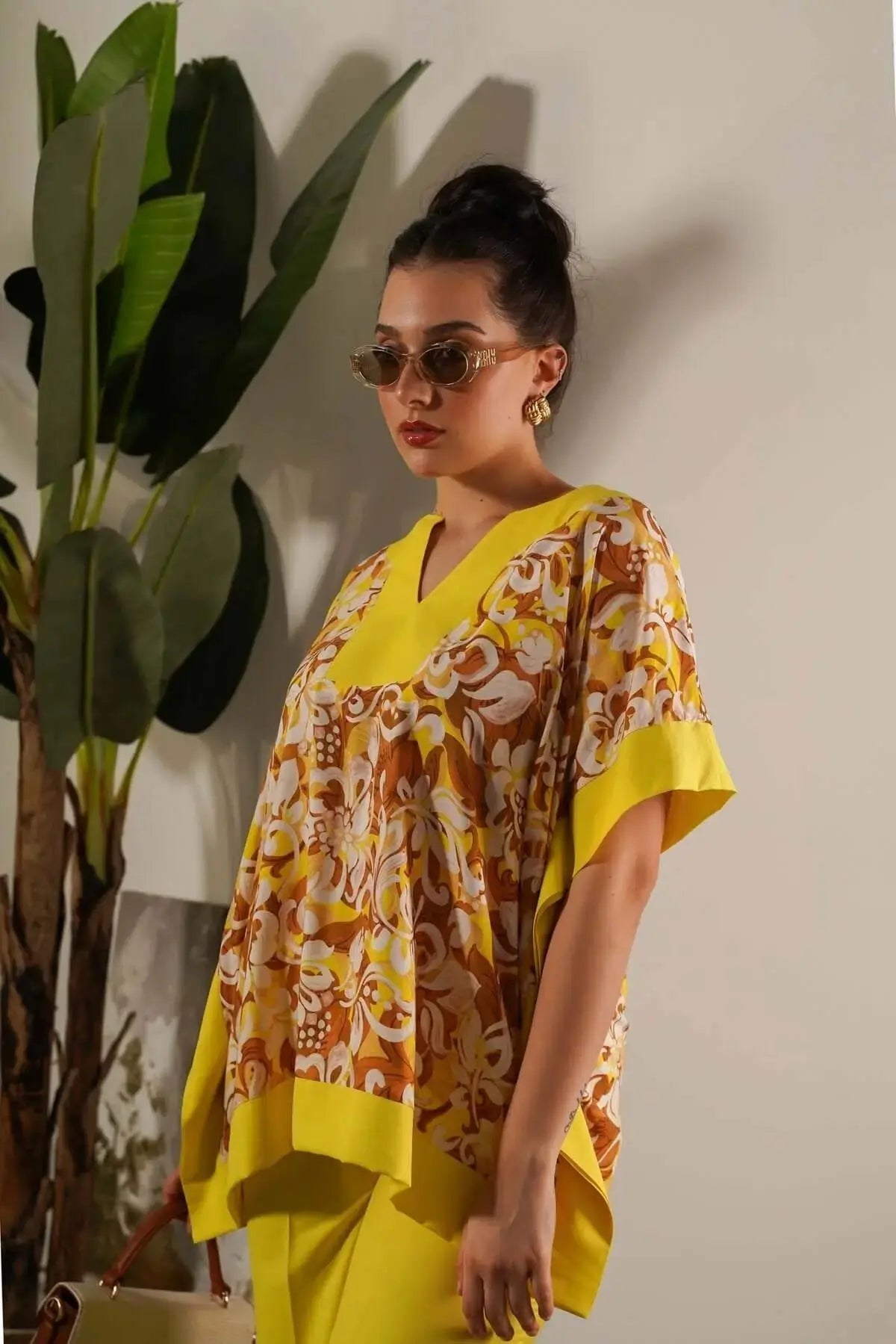 Conjunto con blusa de flores y pantalones lisos